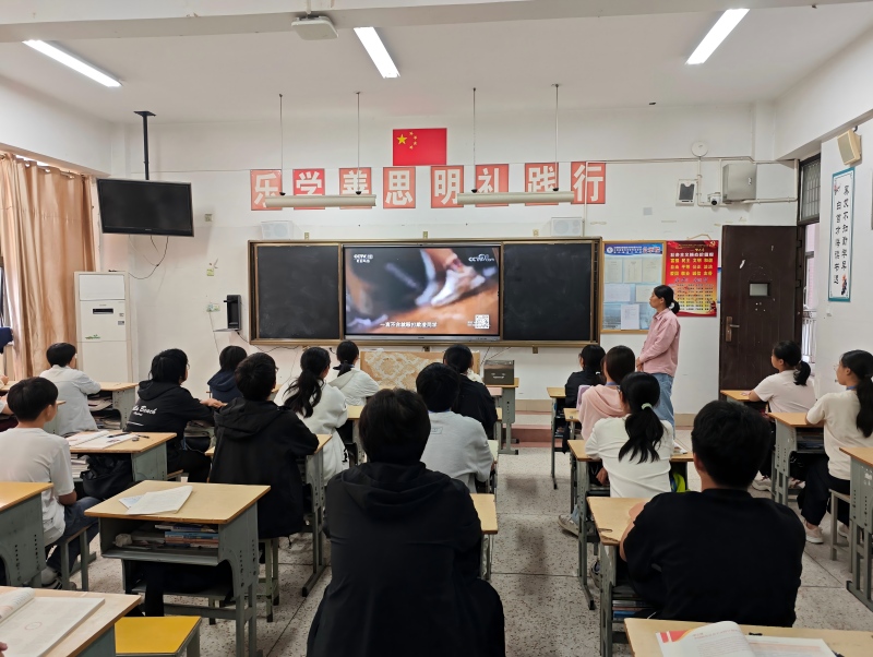 我校组织观看《守护明天》校园欺凌法治教育专题节目